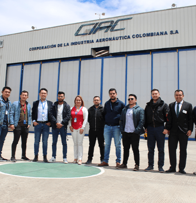 Equipo de diseño y producción frente al hangar de CIAC