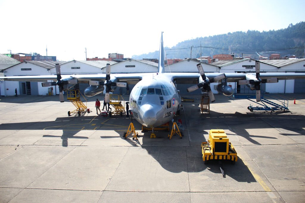 Aeronave C130 en mantenimiento en la rampa del hangar de CIAC en CAMAN desde una perspectiva frontal superior