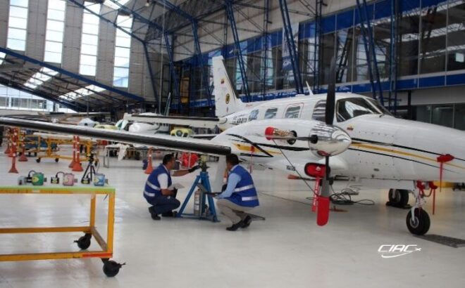 AERONAVE EN SERVICIO DE PESO Y BALANCE EN EL HANGAR DE CIAC
