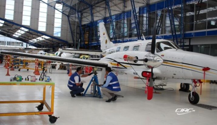 AERONAVE EN SERVICIO DE PESO Y BALANCE EN EL HANGAR DE CIAC