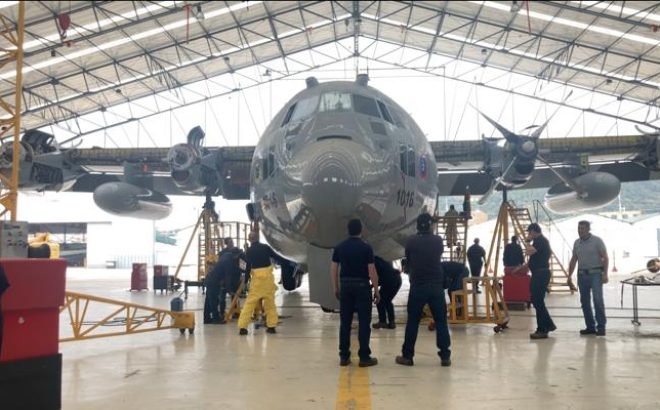 Algunos trabajadores de CIAC trabajando en el mantenimiento de una aeronave C130 e el hangar de CIAC en CAMAN