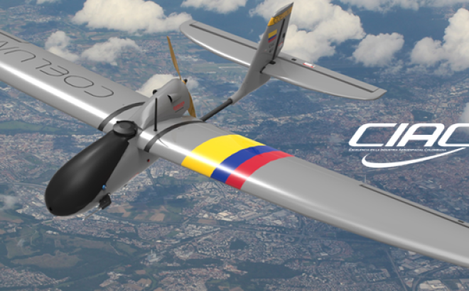 Aeronave COELUM en vuelo desde una ángulo superior al fondo se ve una ciudad o concentración urbana y nubes. Y el logo de CIAC en blanco casi en el centro de la imagen