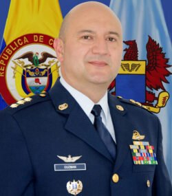 Fotografía del Presidente CIAC 2025 General Andrés Guzmán con uniforme de la Fuerza Aérea, detrás la bandera de Colombia y la bandera de la FAC