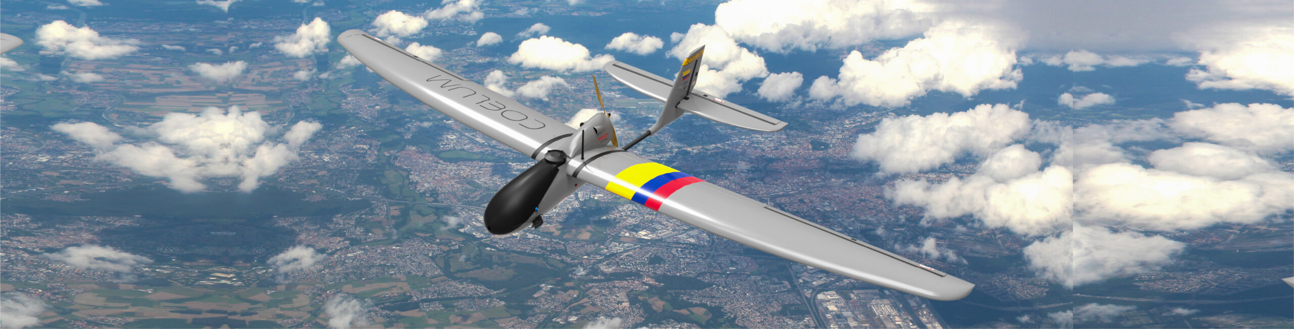 Aeronave remotamente tripulada en vuelo. En uno de sus planos lleva la bandera de Colombia y en el otro su nombre: Coelum