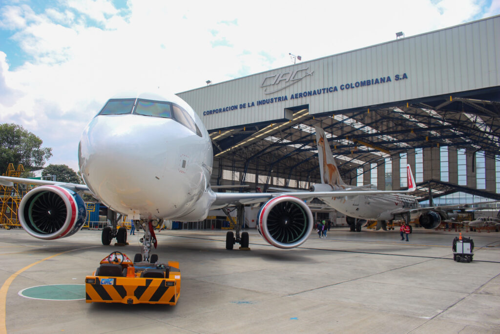 Dos aeronaves comerciales de la aerolínea Jetsmart, una se encuentra afuera y la otra dentro del hangar de CIAC.