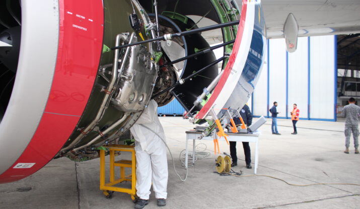 tECNICO REALIZANDO REPARACIÓN ESTRUCTURAL DE AERONAVE COMERCIAL