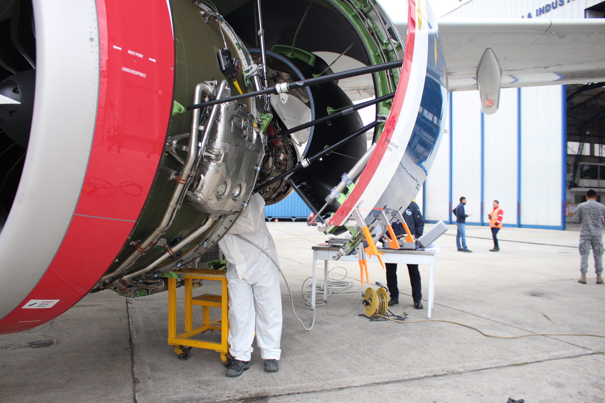 tECNICO REALIZANDO REPARACIÓN ESTRUCTURAL DE AERONAVE COMERCIAL