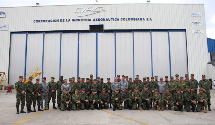 SUBOFICIALES FRENTE AL HANGAR D ELA CIAC