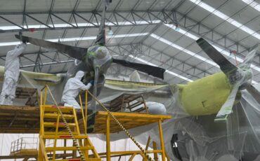 Técnicos de mantenimiento de CIAC realizando el proceso de pintura de motores de la aeronave C-130