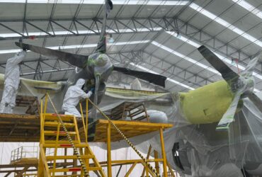 Técnicos de mantenimiento de CIAC realizando el proceso de pintura de motores de la aeronave C-130