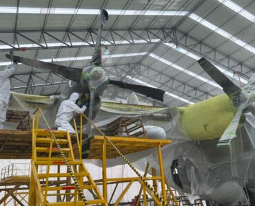 Técnicos de mantenimiento de CIAC realizando el proceso de pintura de motores de la aeronave C-130