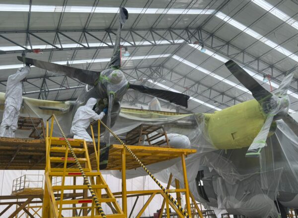 Técnicos de mantenimiento de CIAC realizando el proceso de pintura de motores de la aeronave C-130