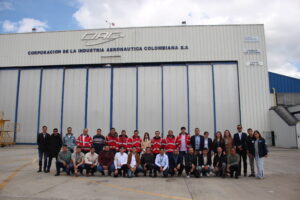 Equipo de ingenieros aeronáuticos de CIAC de diferentes dependencias, fuera del hangar de la corporación.