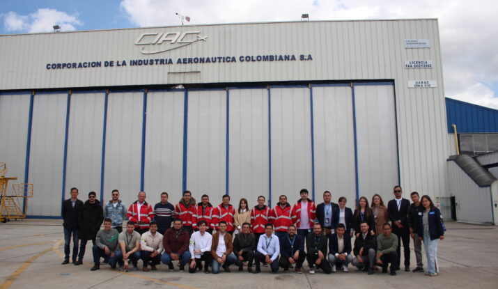 Equipo de ingenieros aeronáuticos de CIAC de diferentes dependencias, fuera del hangar de la corporación.