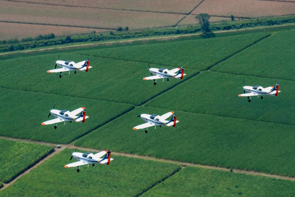 VUELO EN FORMACIÓN DE AERONAVES CALIMA T90