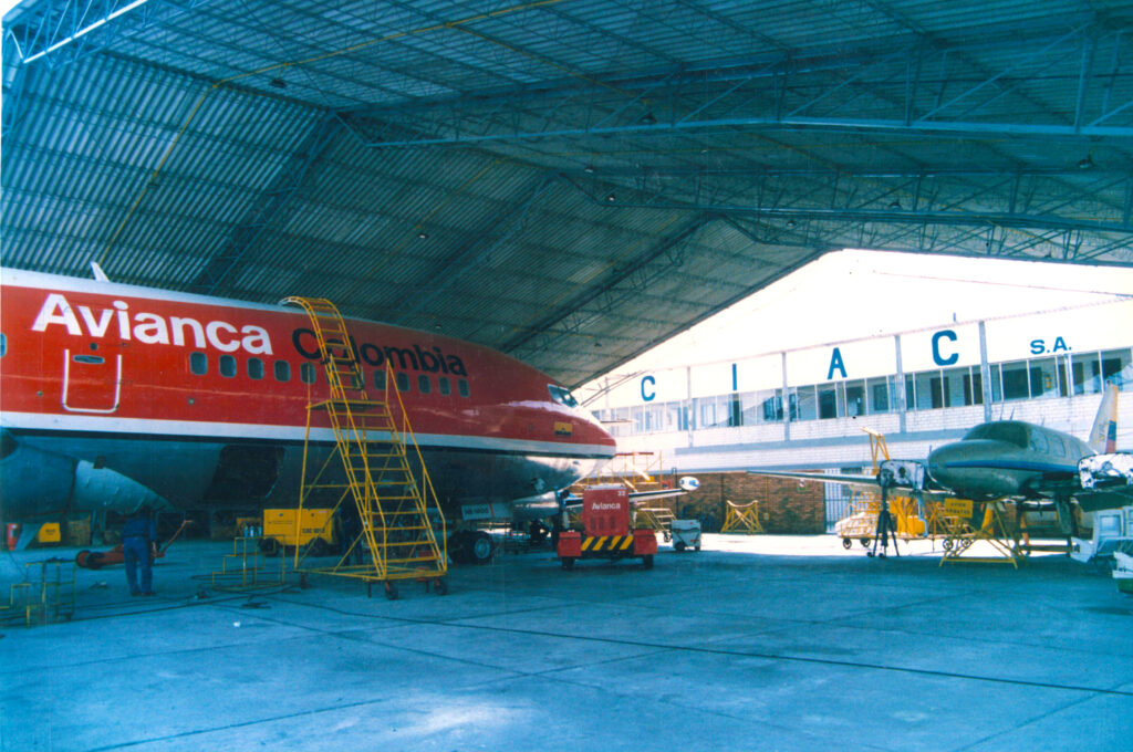 AERONAVE AVIANCA EN HANGAR ANTIGUO CIAC