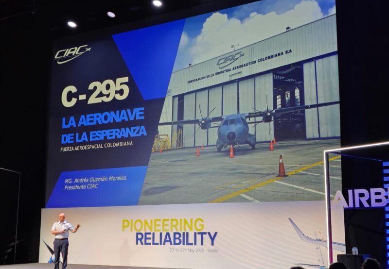b00b5178-8bc1-4a12-abeb-8321c93ecb5b EL MG ANDRÉS GUZMÁN dando un discurso en la CONFERENCIA DE OPERADORES DE EQUIPO C-295 y CN-235 con la presentación al fondo en una pared grande donde se ve una aeronave C-295 frente al hangar de CIAC