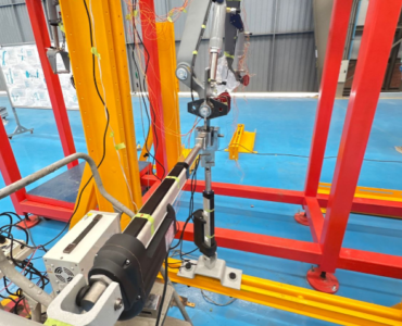 Fotografía de una maquina que realiza pruebas estructurales a el tren de aterrizaje del SIRTAP EN EL HANGARV DE CIAC EN CAMAN