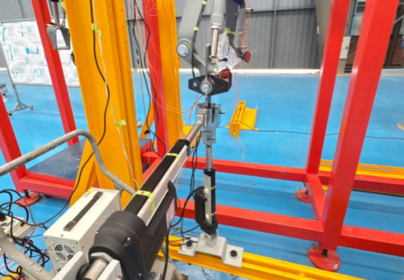 1 Fotografía de una maquina que realiza pruebas estructurales a el tren de aterrizaje del SIRTAP EN EL HANGARV DE CIAC EN CAMAN