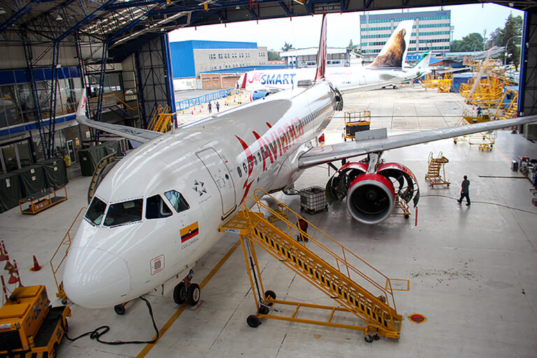 dosaeronaves (AVIANCA JETSMART) en el hangar de CIAC