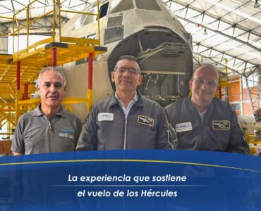 Portada de un post de redes sociales de CIAC. La imagen es un fotomontaje de tres de los trabajadores más antiguos del PDM C-130 sobre la fotografía de una aeronave C130 n¿en mantenimiento sin la parte delantera con varias escaleras y andamios al rededor, en el hangar de CIAC en CAMAN. aBAJO UN MARCO INFERIOR DE COLOR AZUL CON EL TESTO: LA EXPERIENCIA QUE SOSTIENE EL VUELO DE LOS HÉRCULES