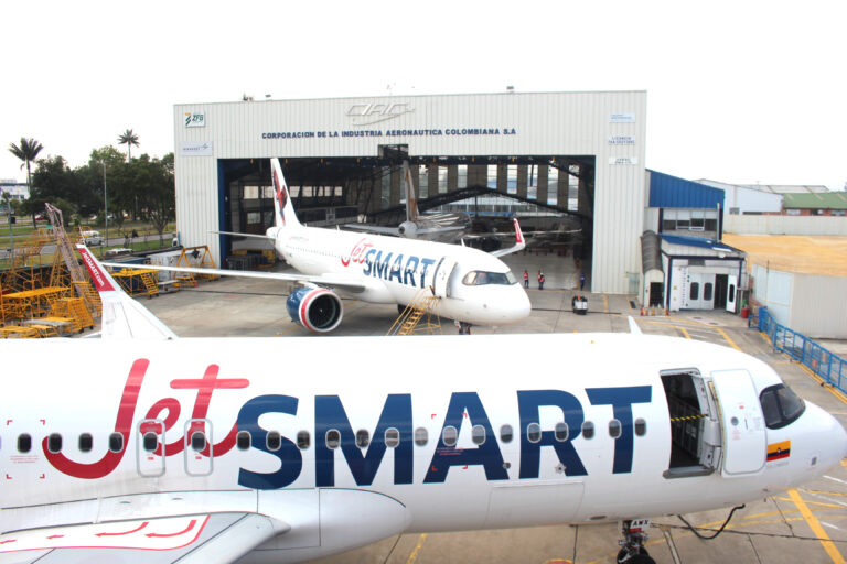 3 AVIONES JETSMART EN EL HANGAR DE CIAC