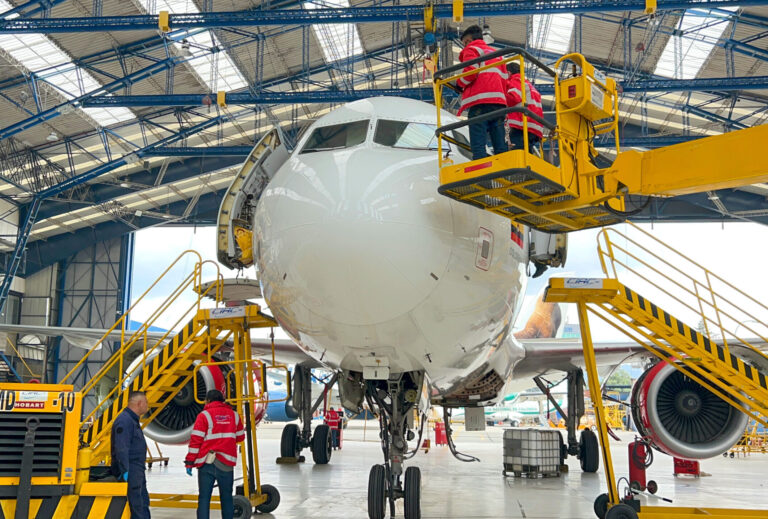 TÉCNICOS AERONAUTICOS TRABAJANDO EN UN AVIÓN DE ACIANCA EN CIAC