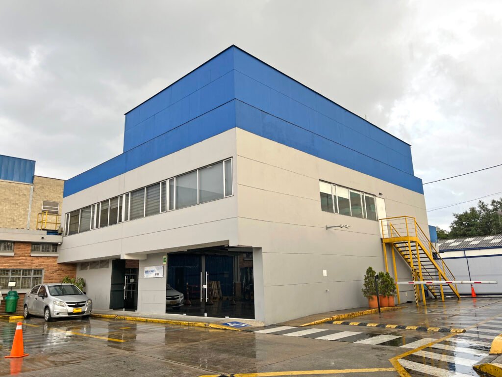 EDIFICIO DEL CENTRO DE ENTRENAMIENTO EN CIAC DESDE UNA PERSPECTIVA ISOMÉTRICA.