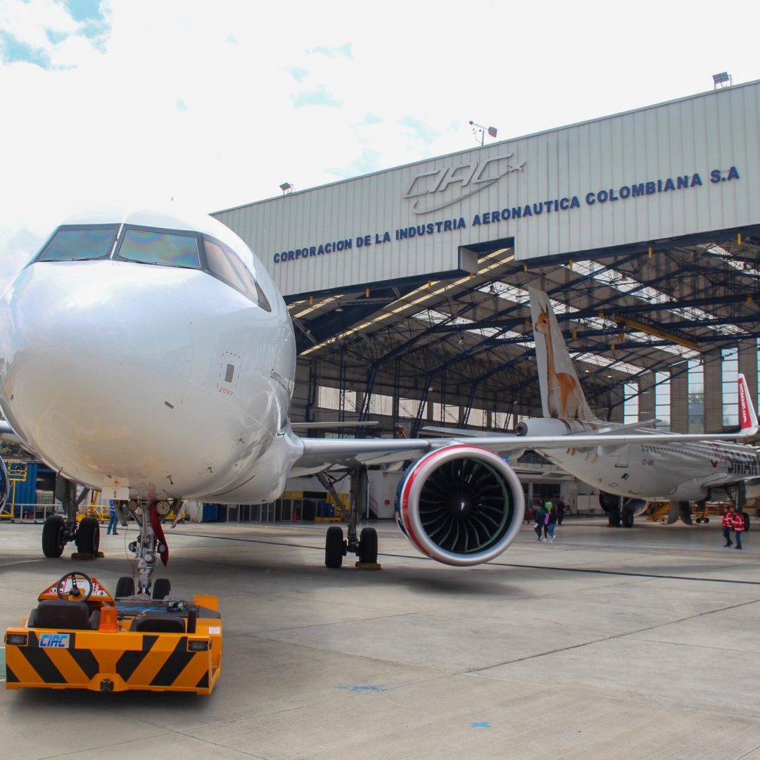 AERONAVE FRENTE AL HANGAR CIAC