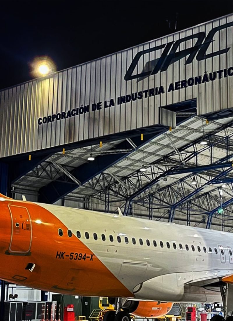 Aeronave A320 de Ultra air ingresando al Hangar de CIAC